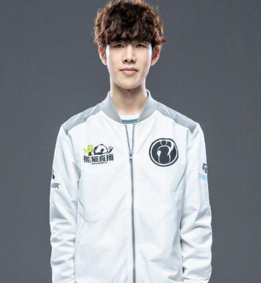 真的想赢吗？ TyLoo 在上半场追了8分无果。FLY冲向B点，在加时赛中得了4分，赢得了第一张地图。